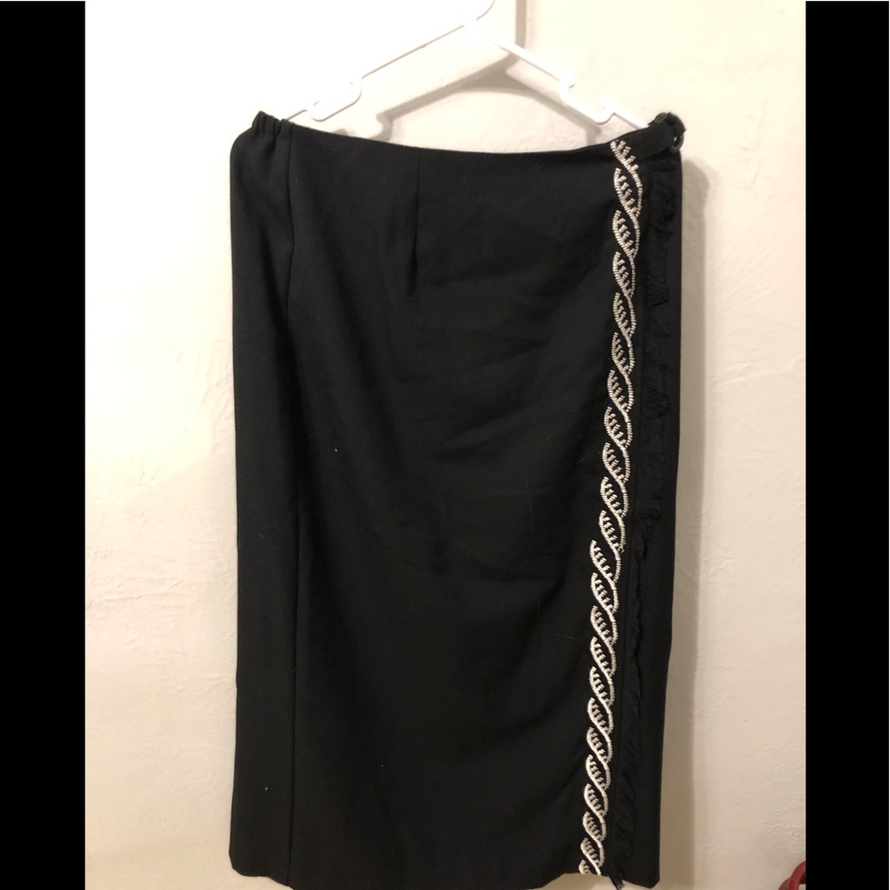 Nouveau black skirt with white stitching design